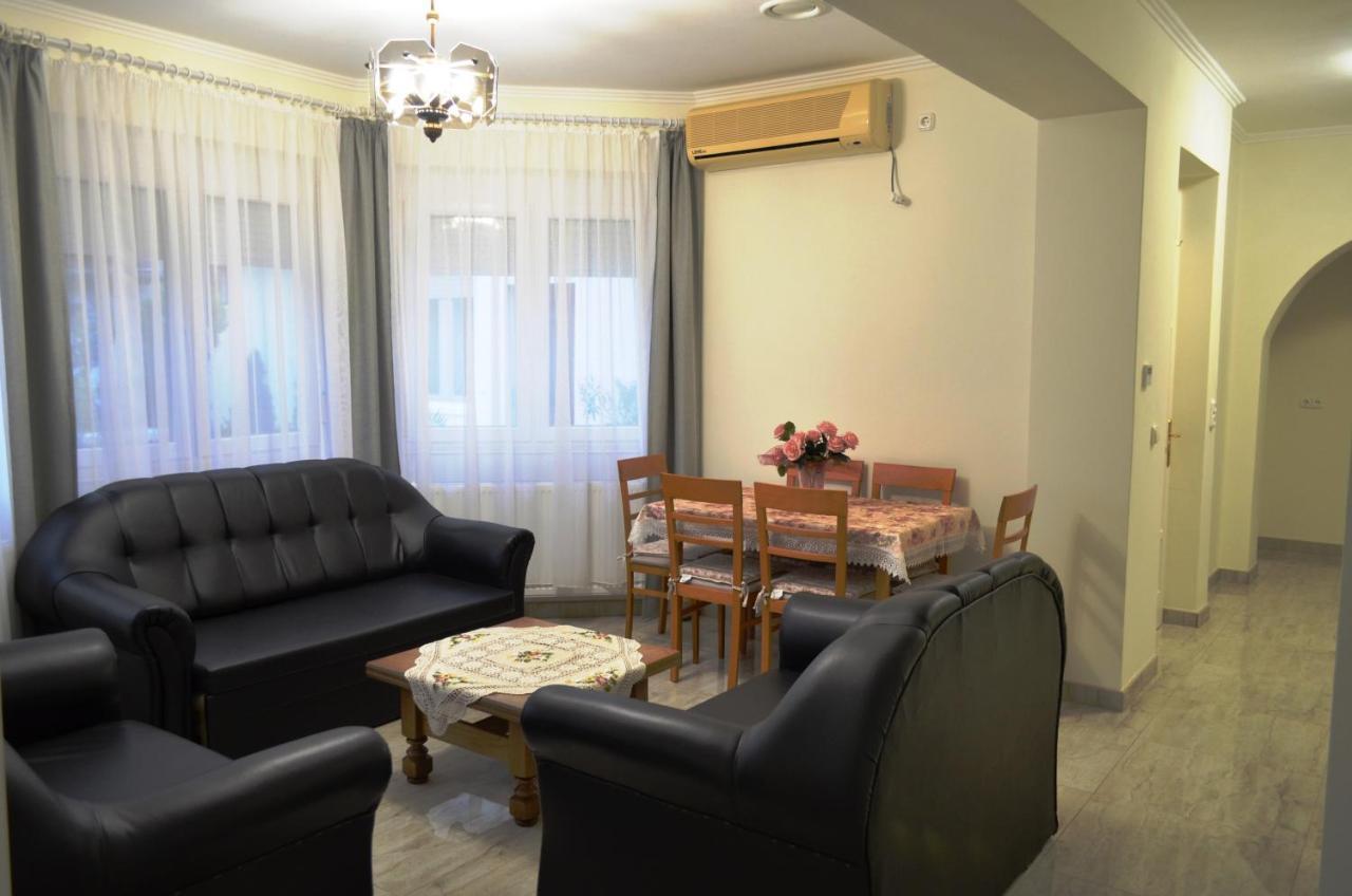 Henrietta - Violetta Apartman Hajdúszoboszló Buitenkant foto