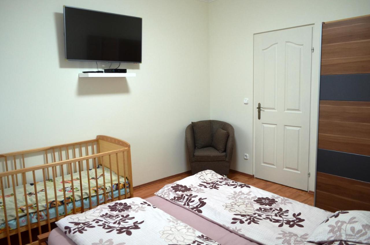 Henrietta - Violetta Apartman Hajdúszoboszló Buitenkant foto