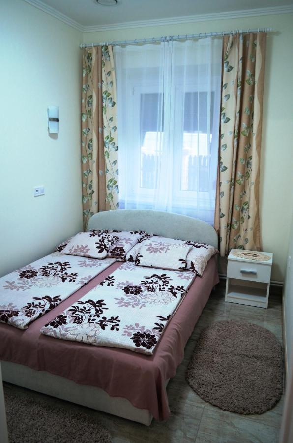 Henrietta - Violetta Apartman Hajdúszoboszló Buitenkant foto