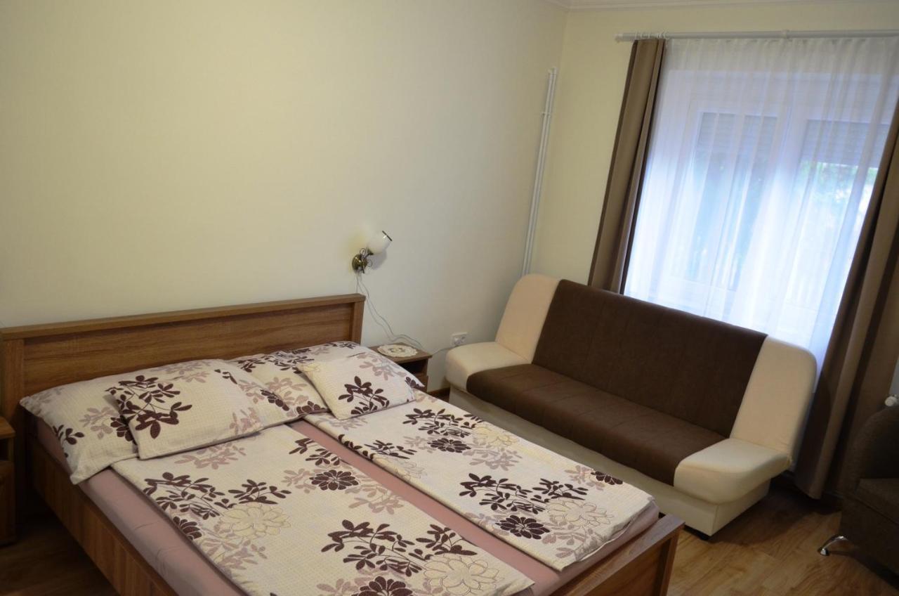 Henrietta - Violetta Apartman Hajdúszoboszló Buitenkant foto