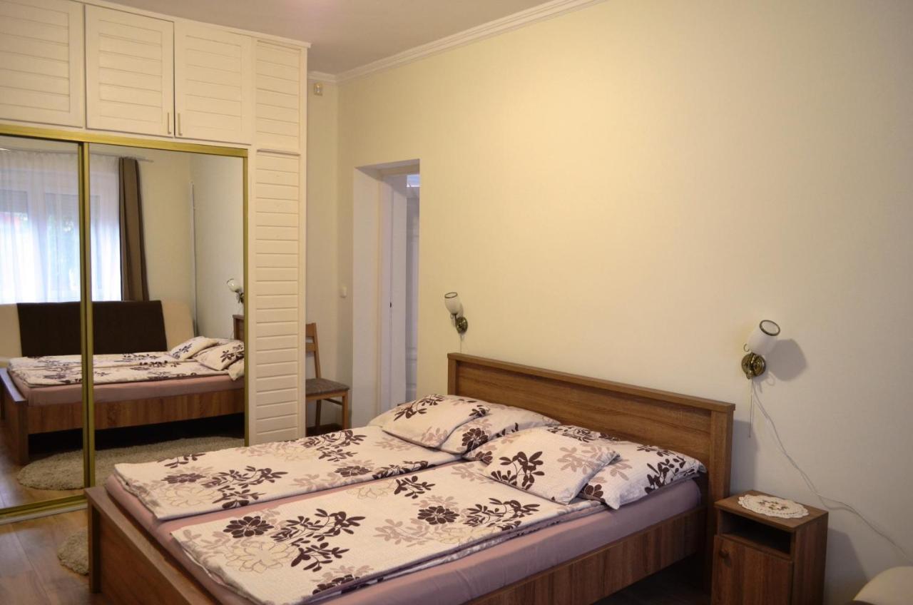 Henrietta - Violetta Apartman Hajdúszoboszló Buitenkant foto