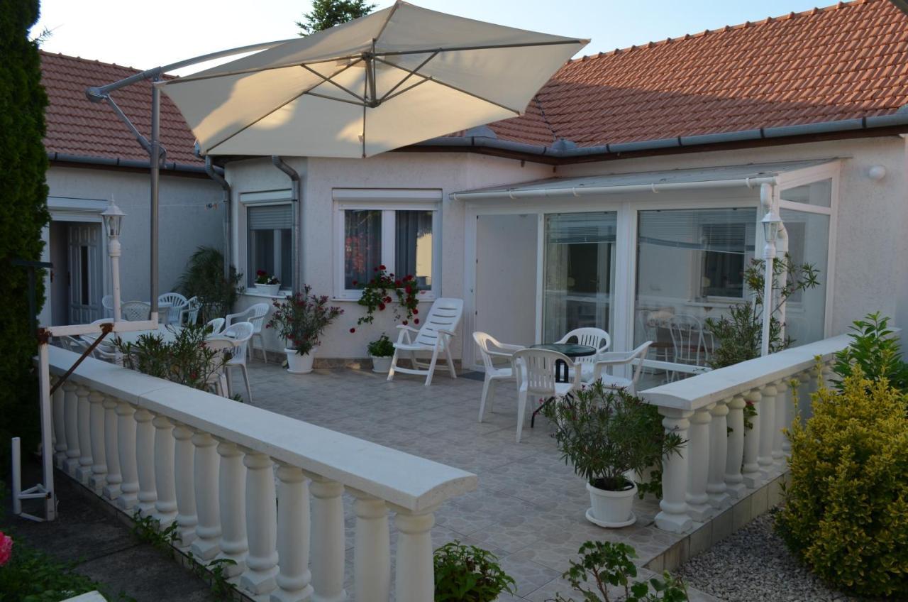 Henrietta - Violetta Apartman Hajdúszoboszló Buitenkant foto