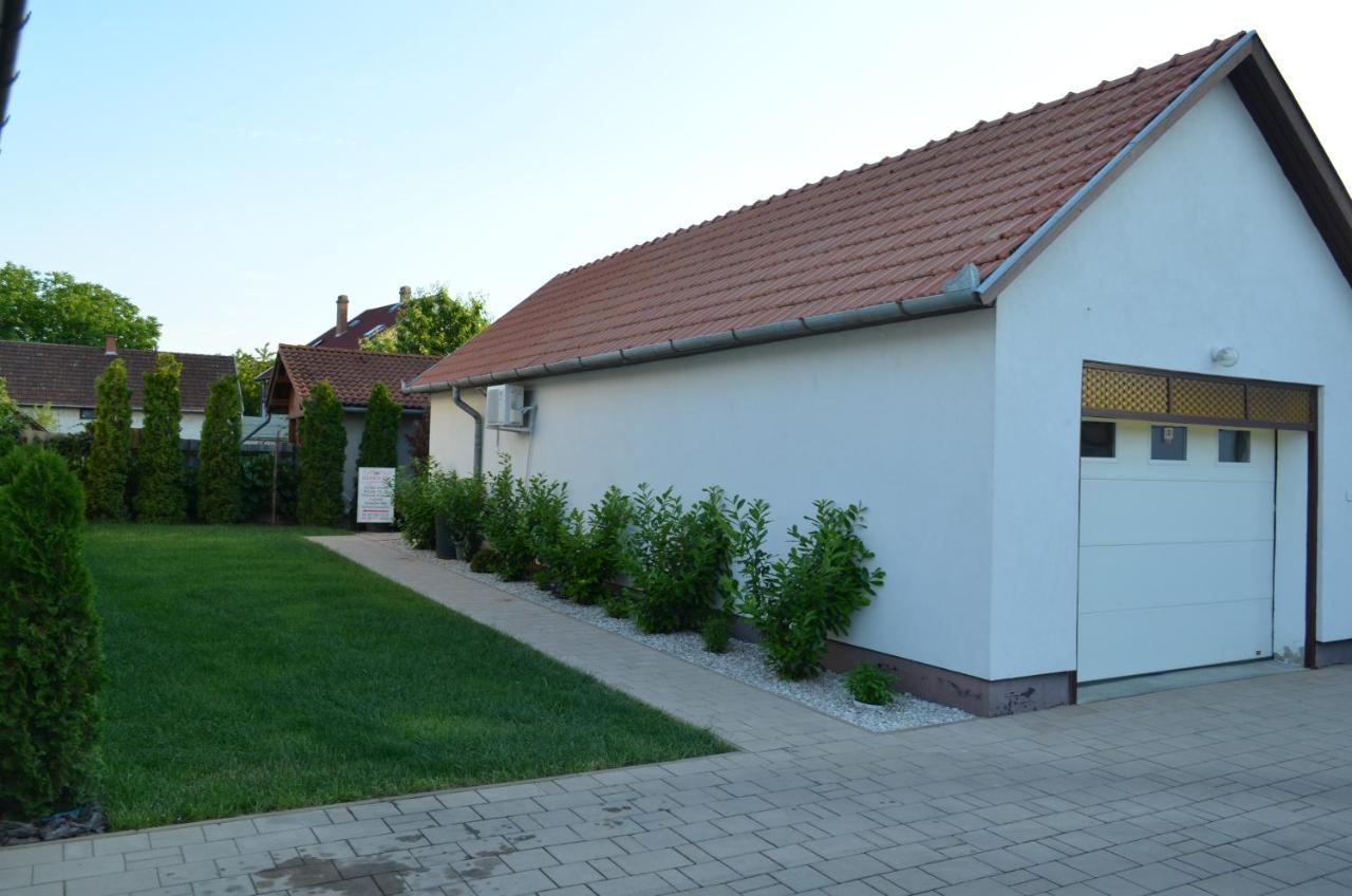 Henrietta - Violetta Apartman Hajdúszoboszló Buitenkant foto