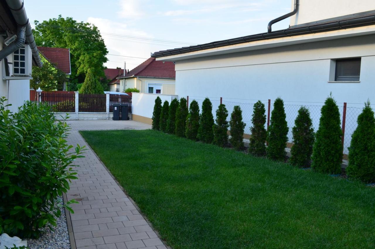 Henrietta - Violetta Apartman Hajdúszoboszló Buitenkant foto
