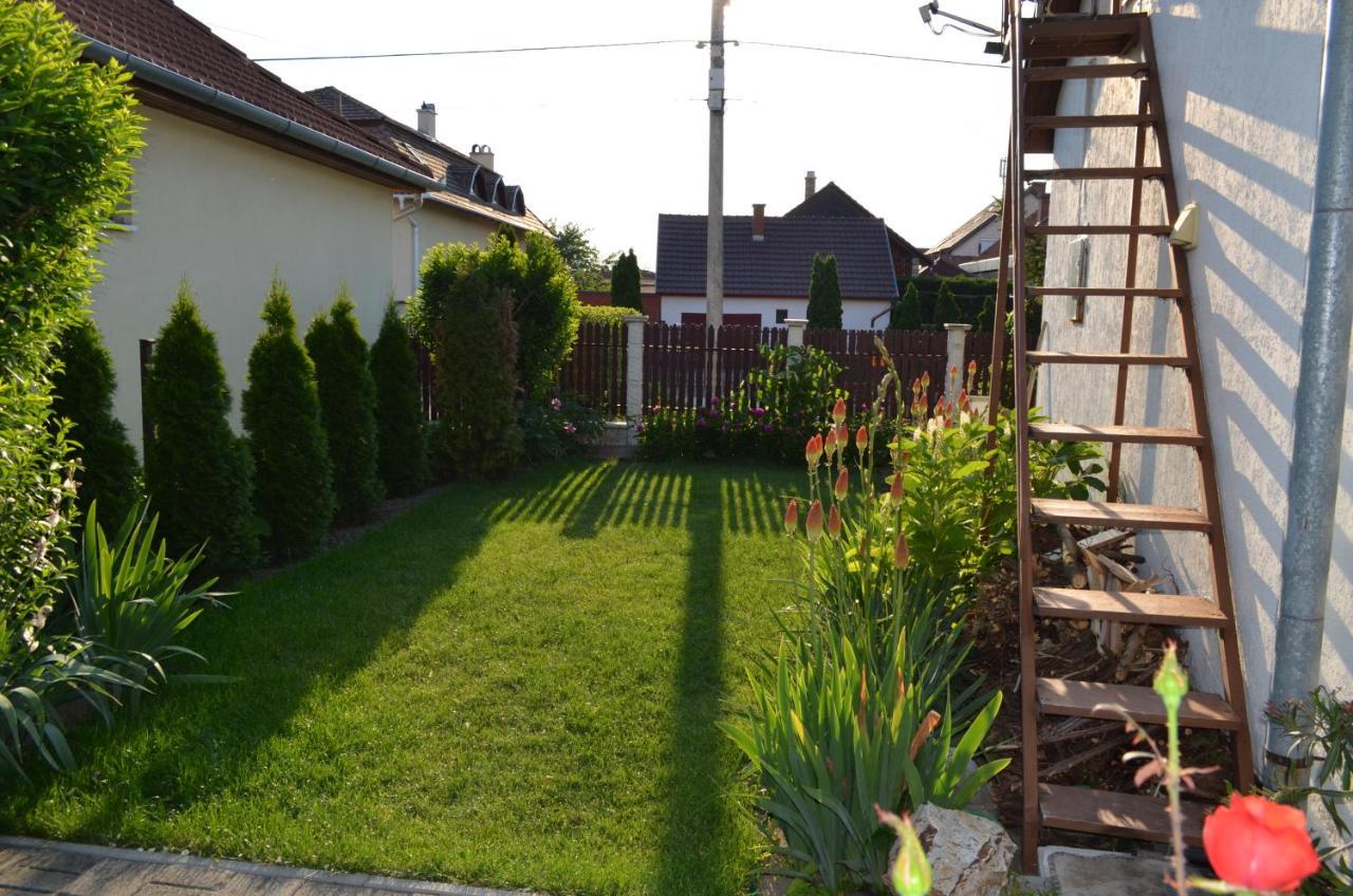 Henrietta - Violetta Apartman Hajdúszoboszló Buitenkant foto