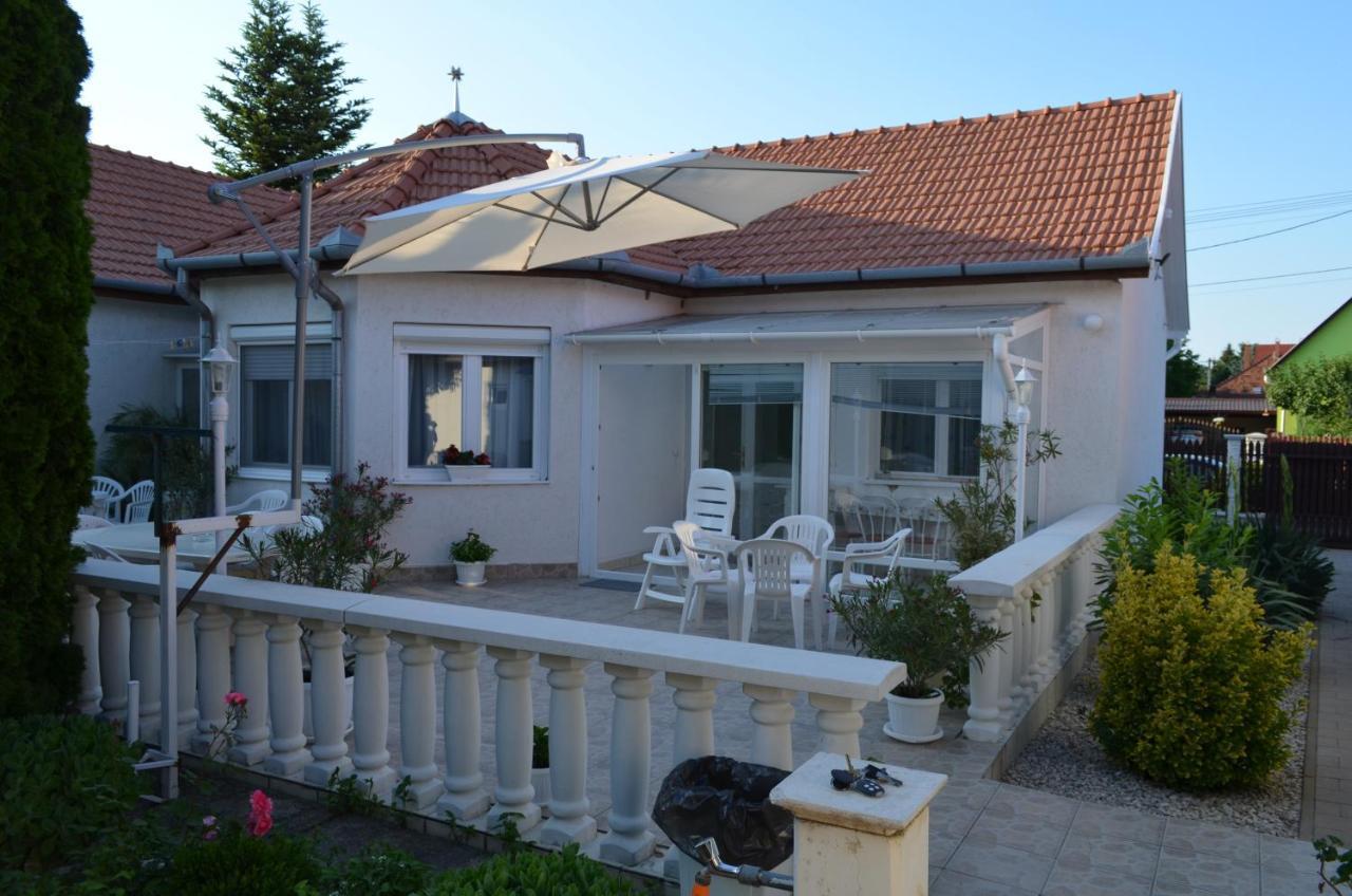 Henrietta - Violetta Apartman Hajdúszoboszló Buitenkant foto