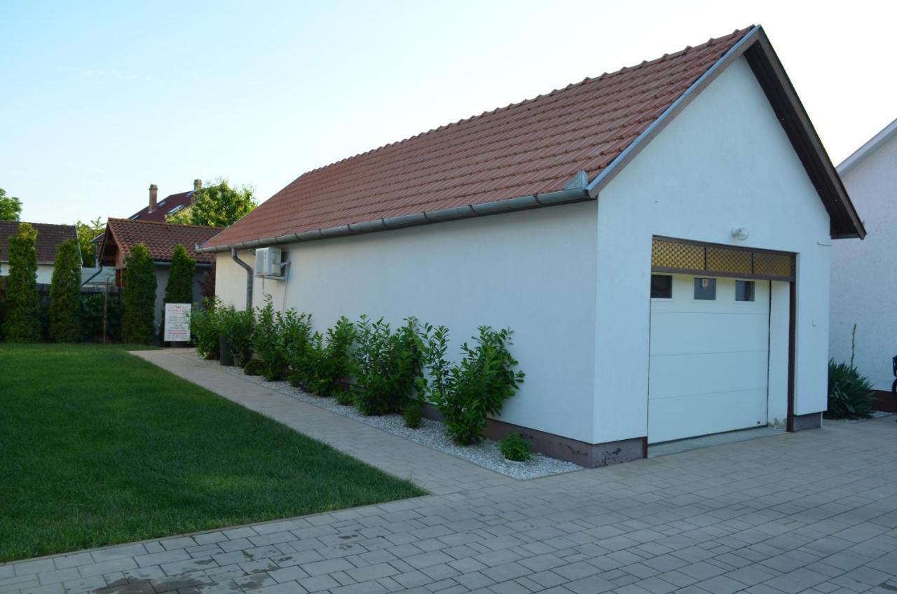 Henrietta - Violetta Apartman Hajdúszoboszló Buitenkant foto