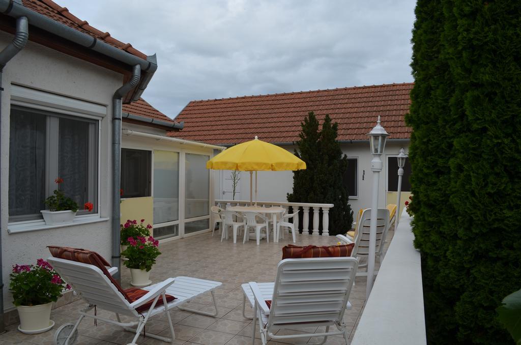 Henrietta - Violetta Apartman Hajdúszoboszló Buitenkant foto